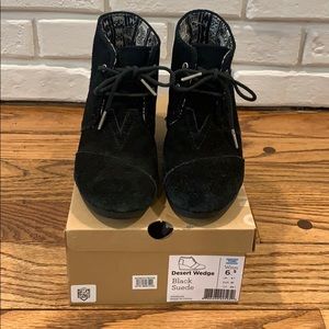 Toms Desert Wedge Black Suede